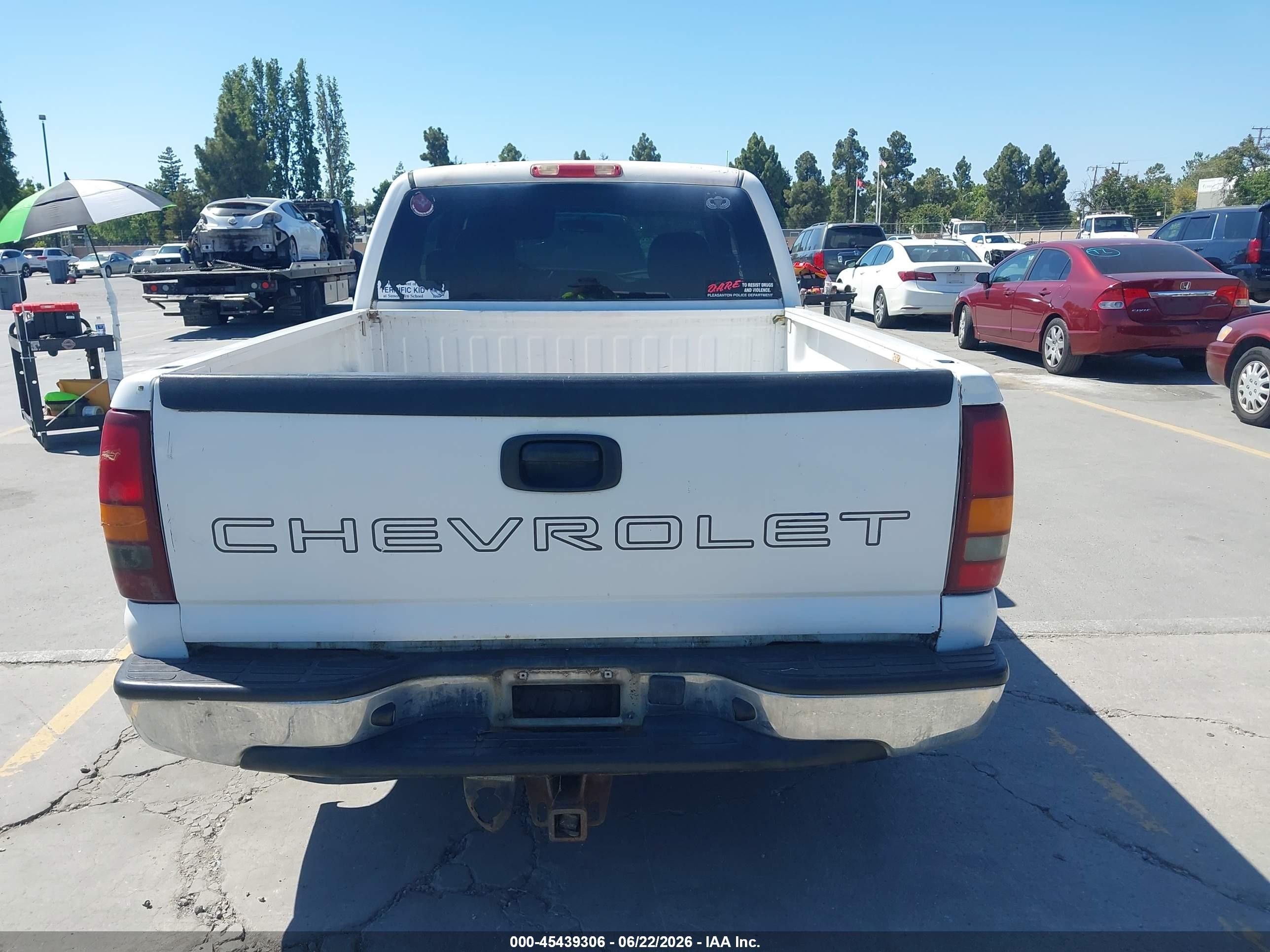 2002 Chevrolet Silverado 1500   White vin: 2GCEC19X221396653
