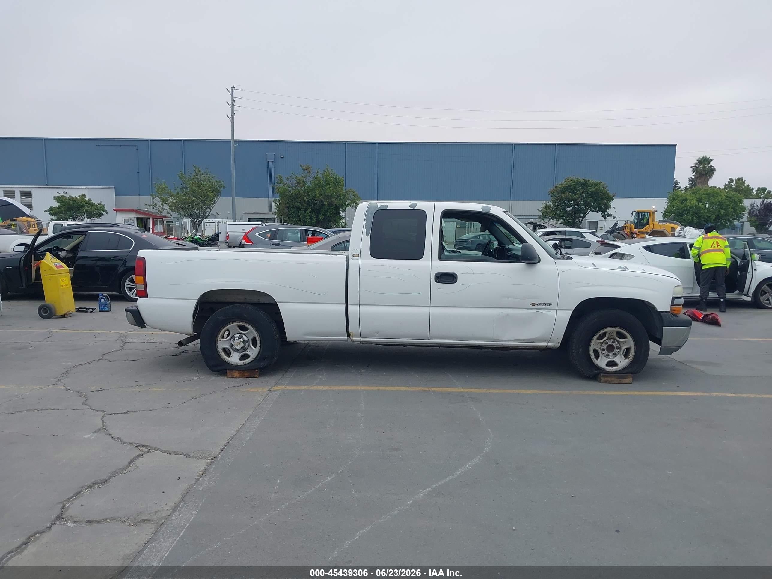 2002 Chevrolet Silverado 1500   White vin: 2GCEC19X221396653