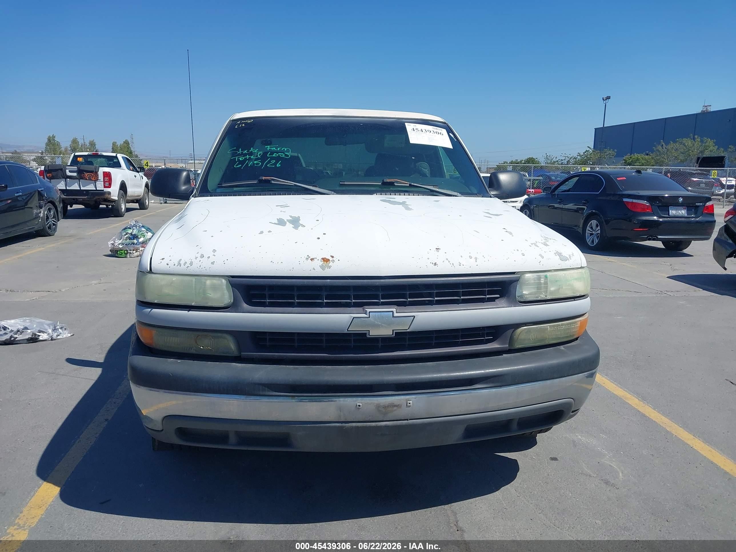 2002 Chevrolet Silverado 1500   White vin: 2GCEC19X221396653