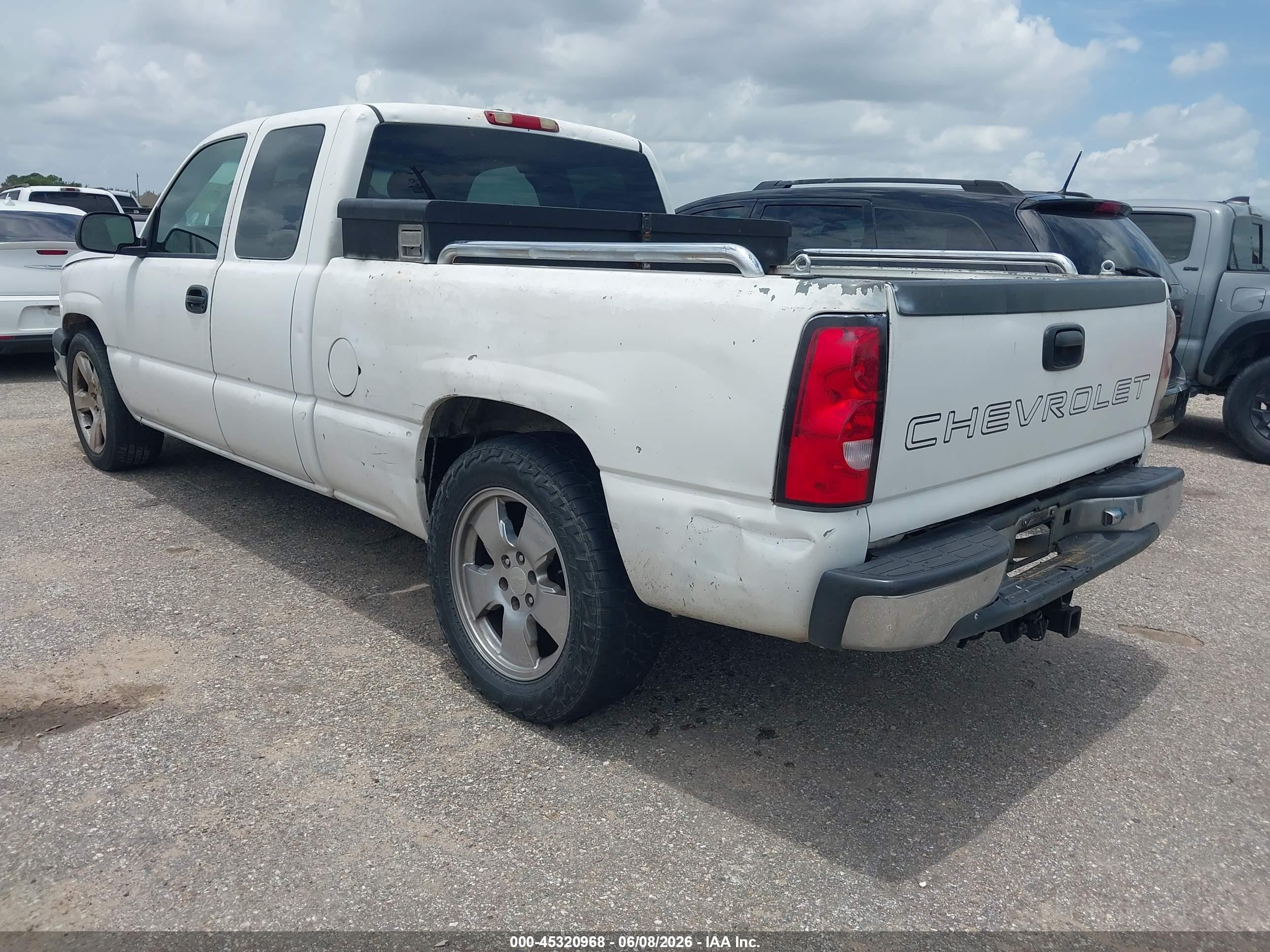 2003 Chevrolet Silverado 1500 Work Truck White vin: 2GCEC19X631366198