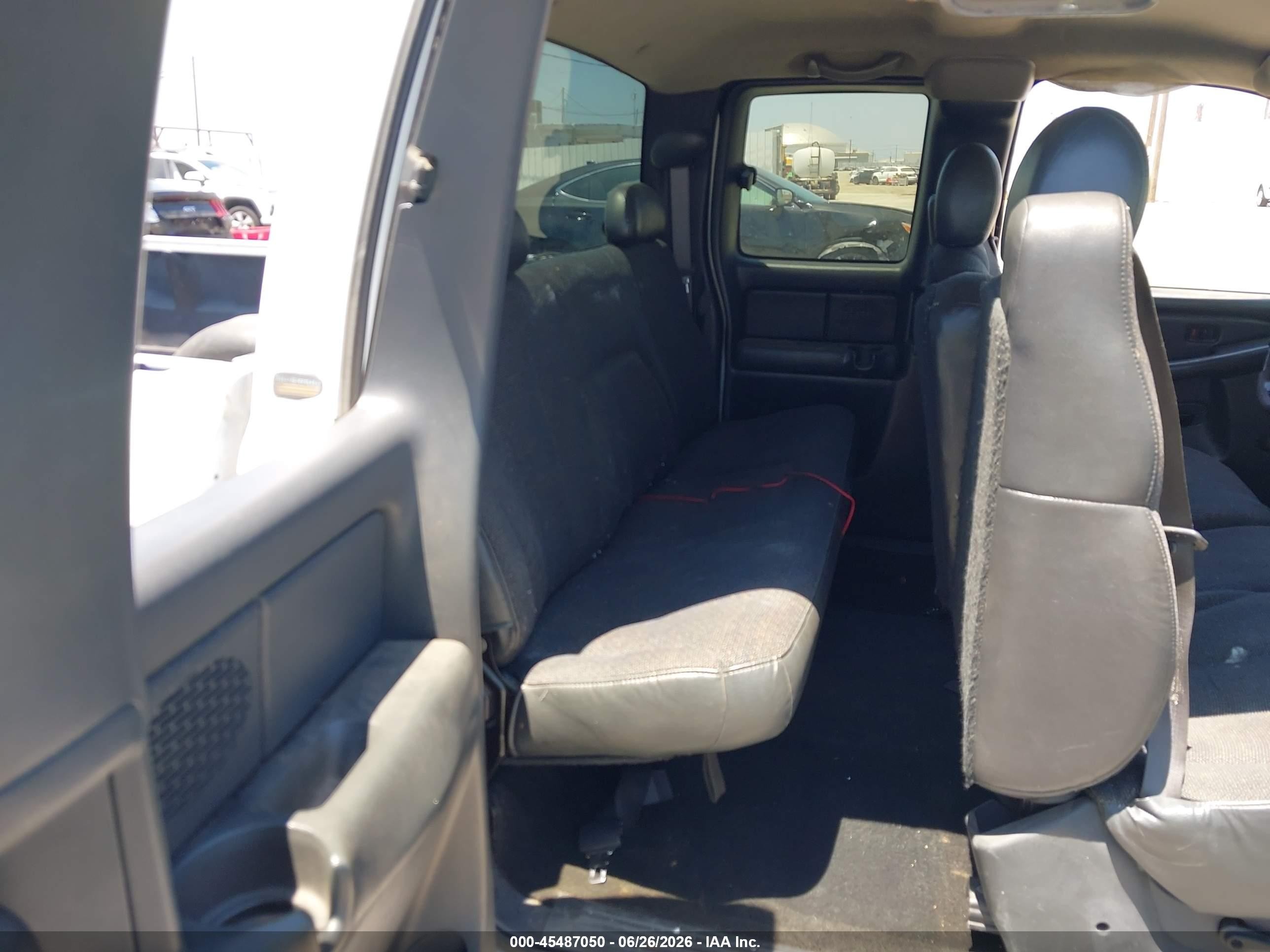 2002 Chevrolet Silverado 1500   White vin: 2GCEC19X721397233