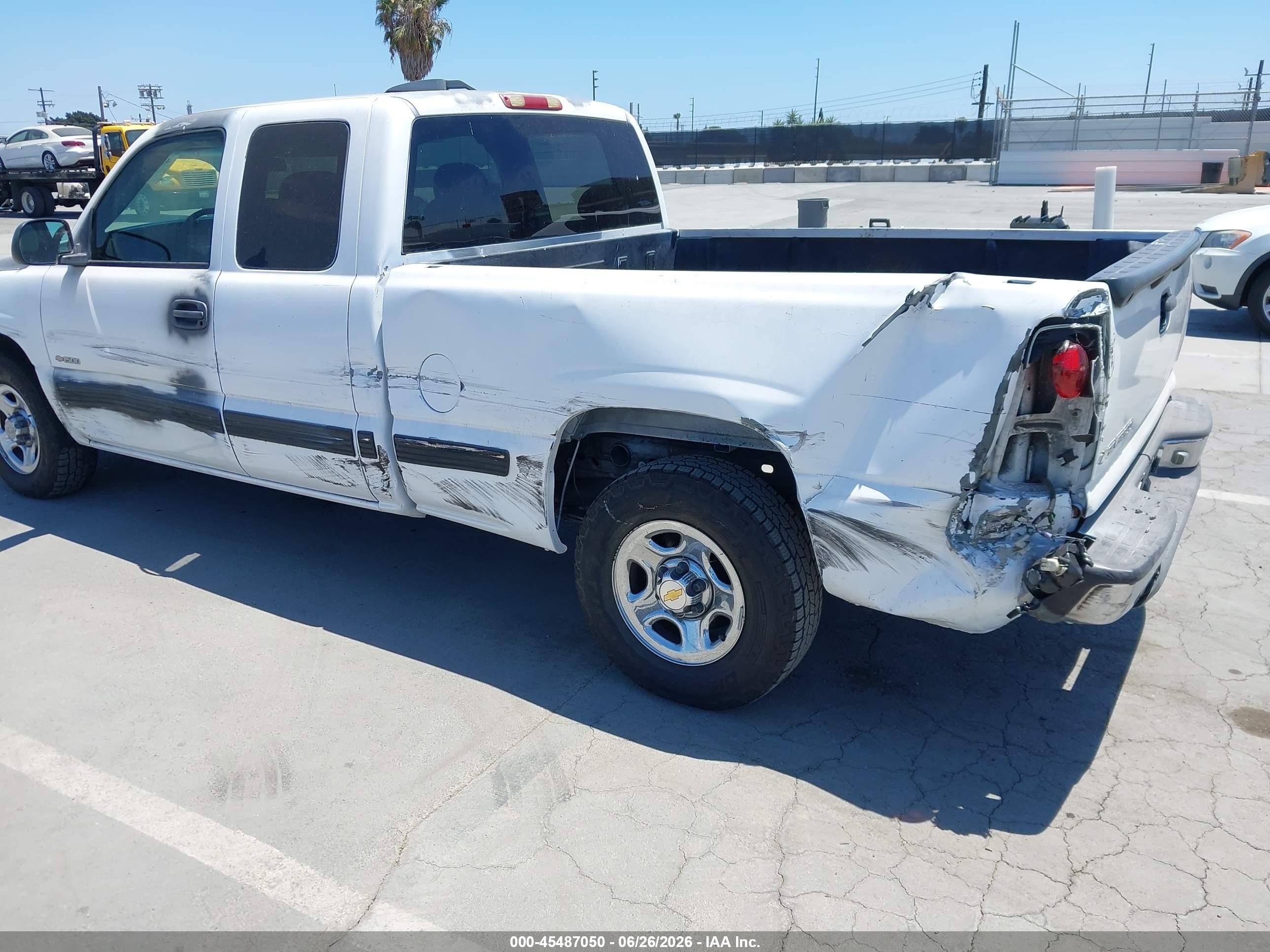 2002 Chevrolet Silverado 1500   White vin: 2GCEC19X721397233