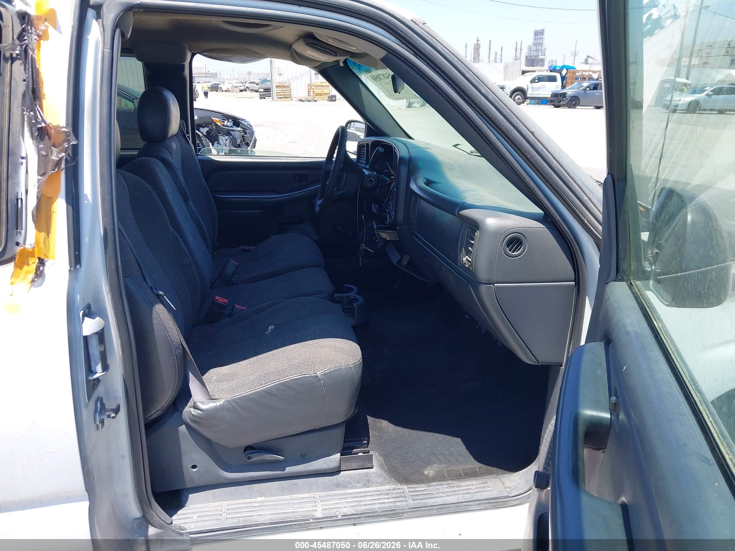 2002 Chevrolet Silverado 1500   White vin: 2GCEC19X721397233