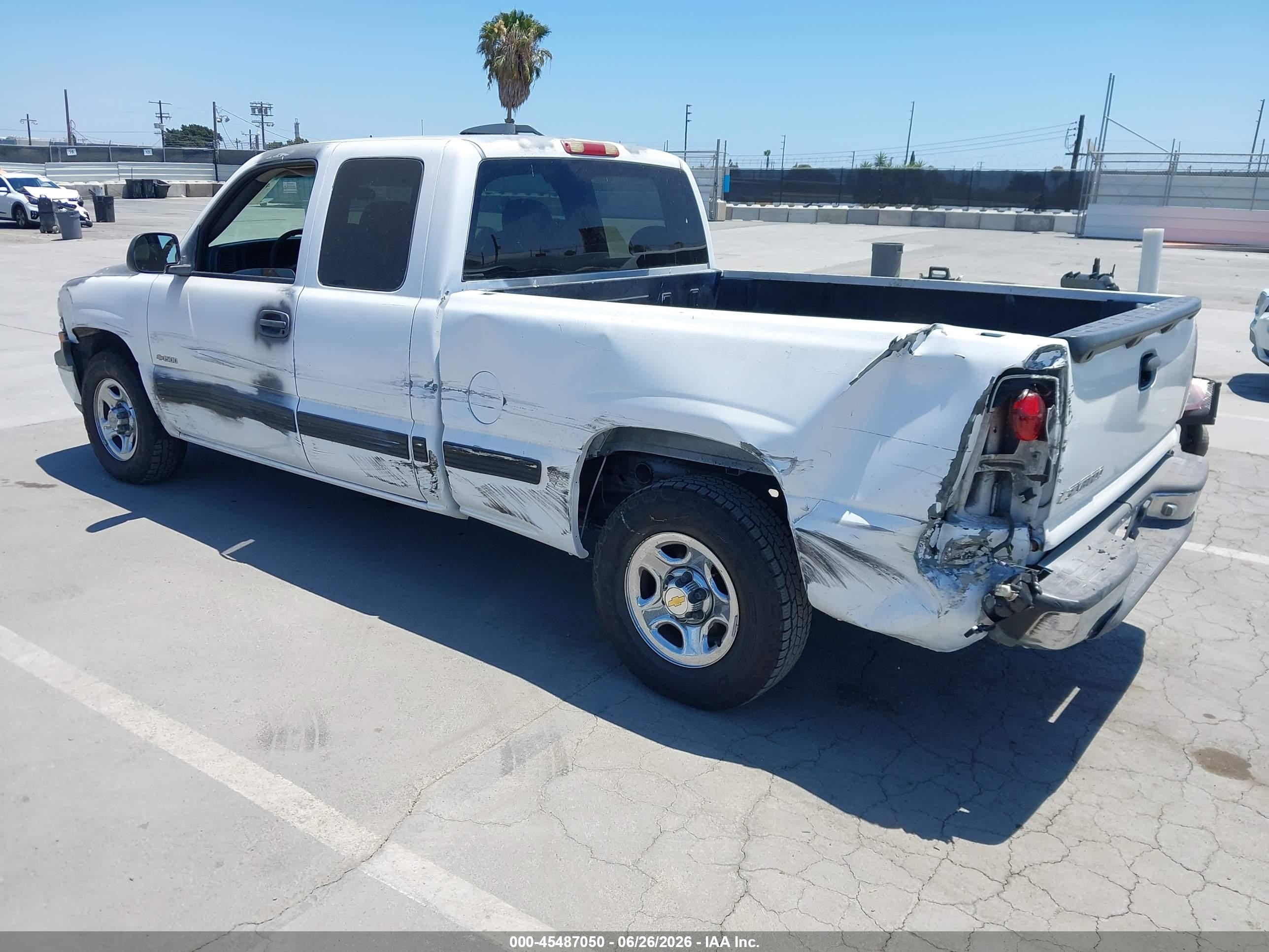 2002 Chevrolet Silverado 1500   White vin: 2GCEC19X721397233