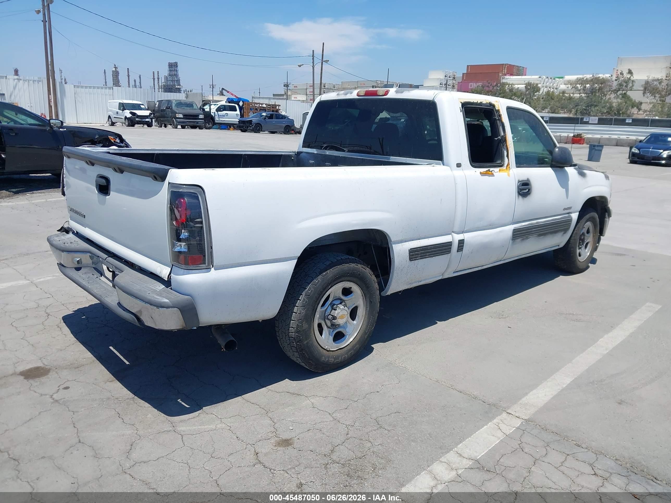2002 Chevrolet Silverado 1500   White vin: 2GCEC19X721397233