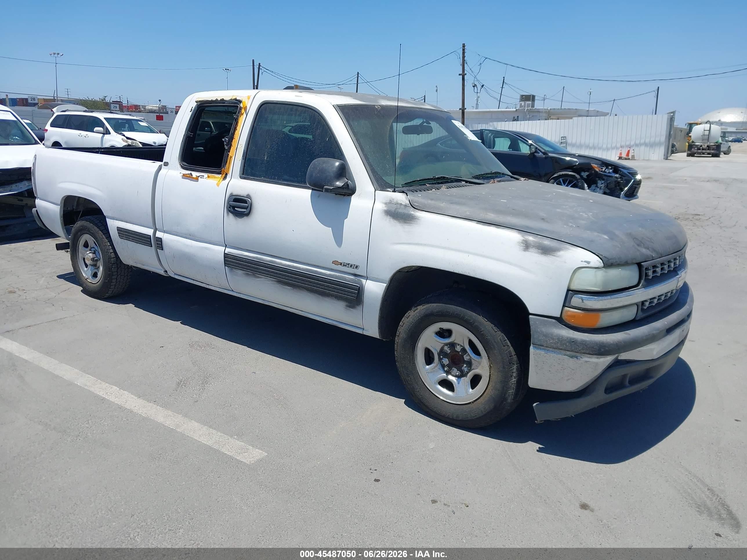 2002 Chevrolet Silverado 1500   White vin: 2GCEC19X721397233