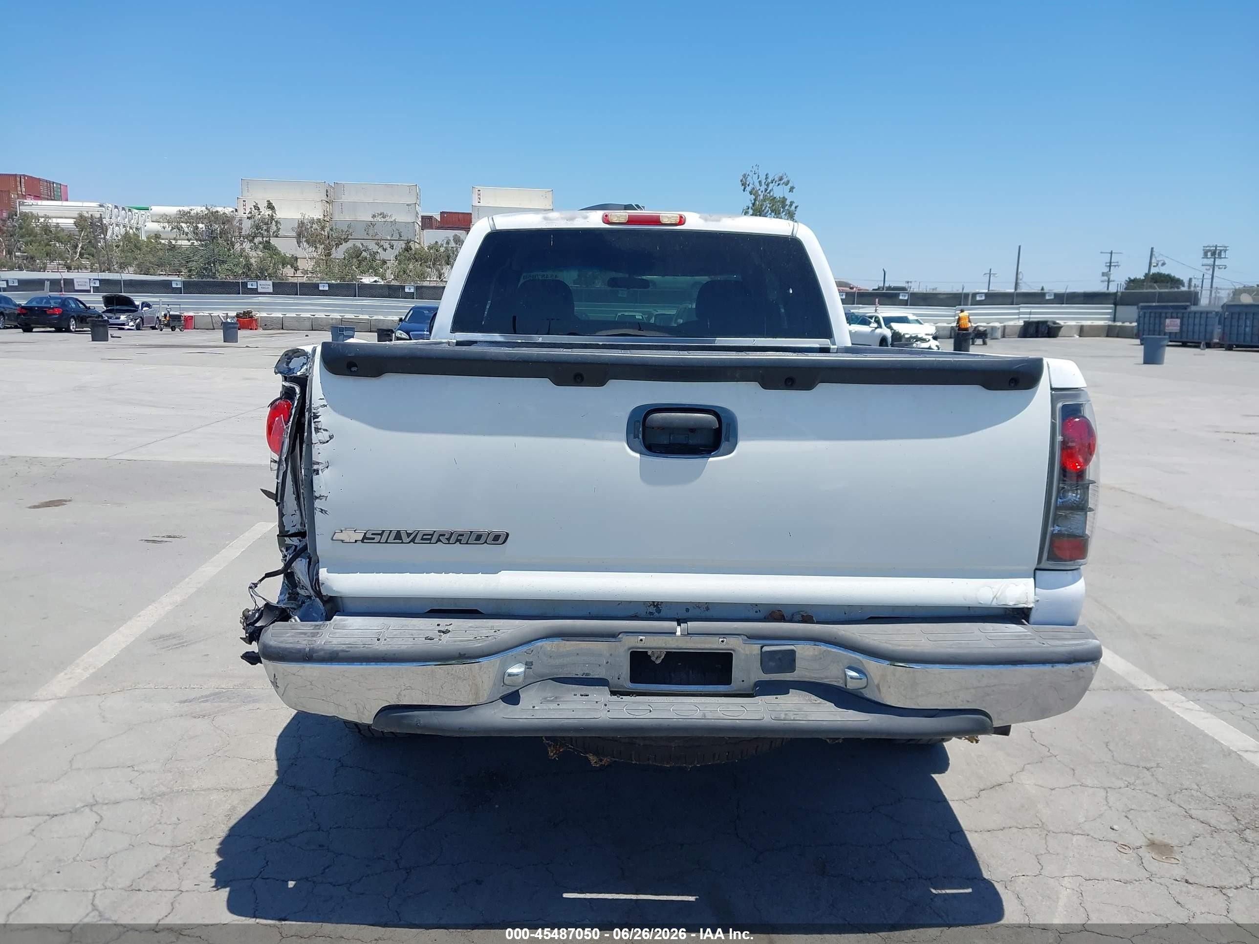 2002 Chevrolet Silverado 1500   White vin: 2GCEC19X721397233