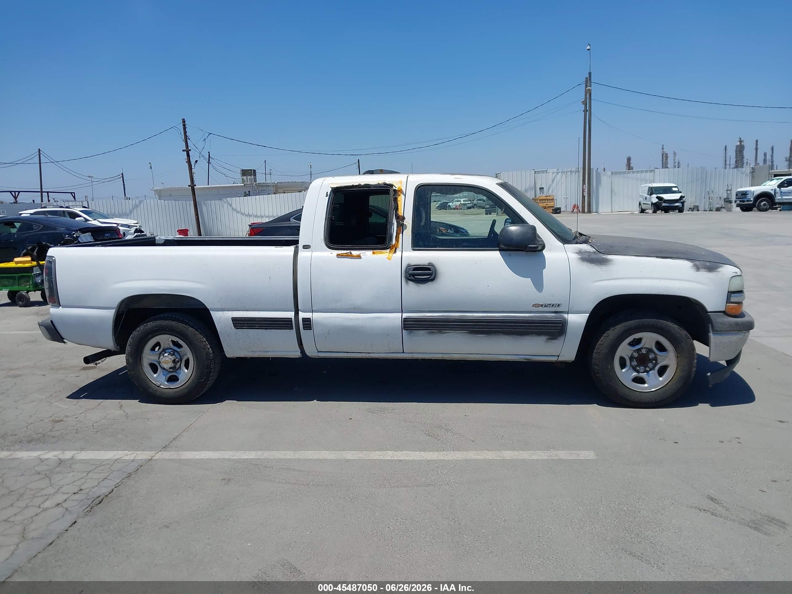 2002 Chevrolet Silverado 1500   White vin: 2GCEC19X721397233
