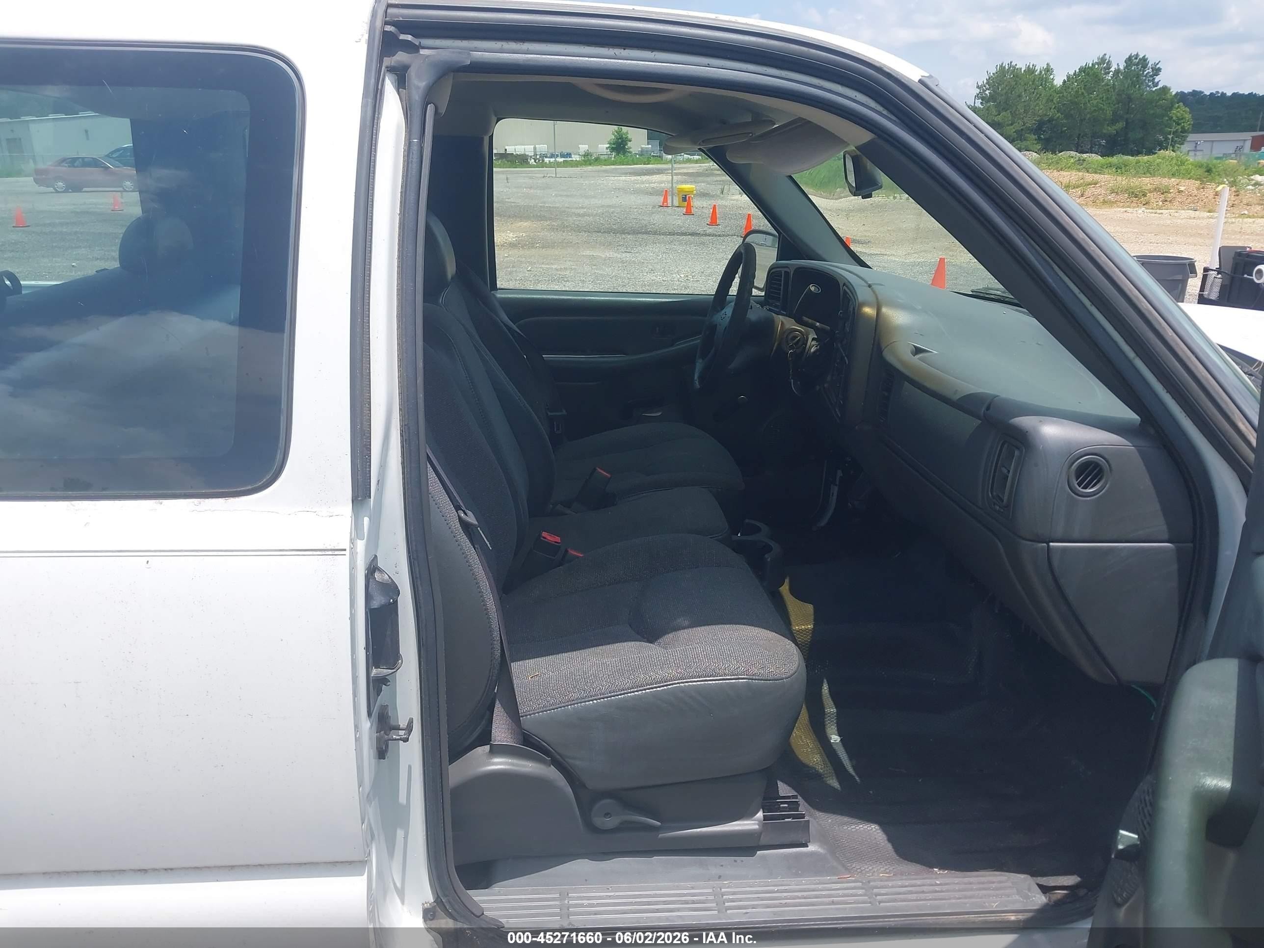 2003 Chevrolet Silverado 1500 Work Truck White vin: 2GCEC19XX31220712