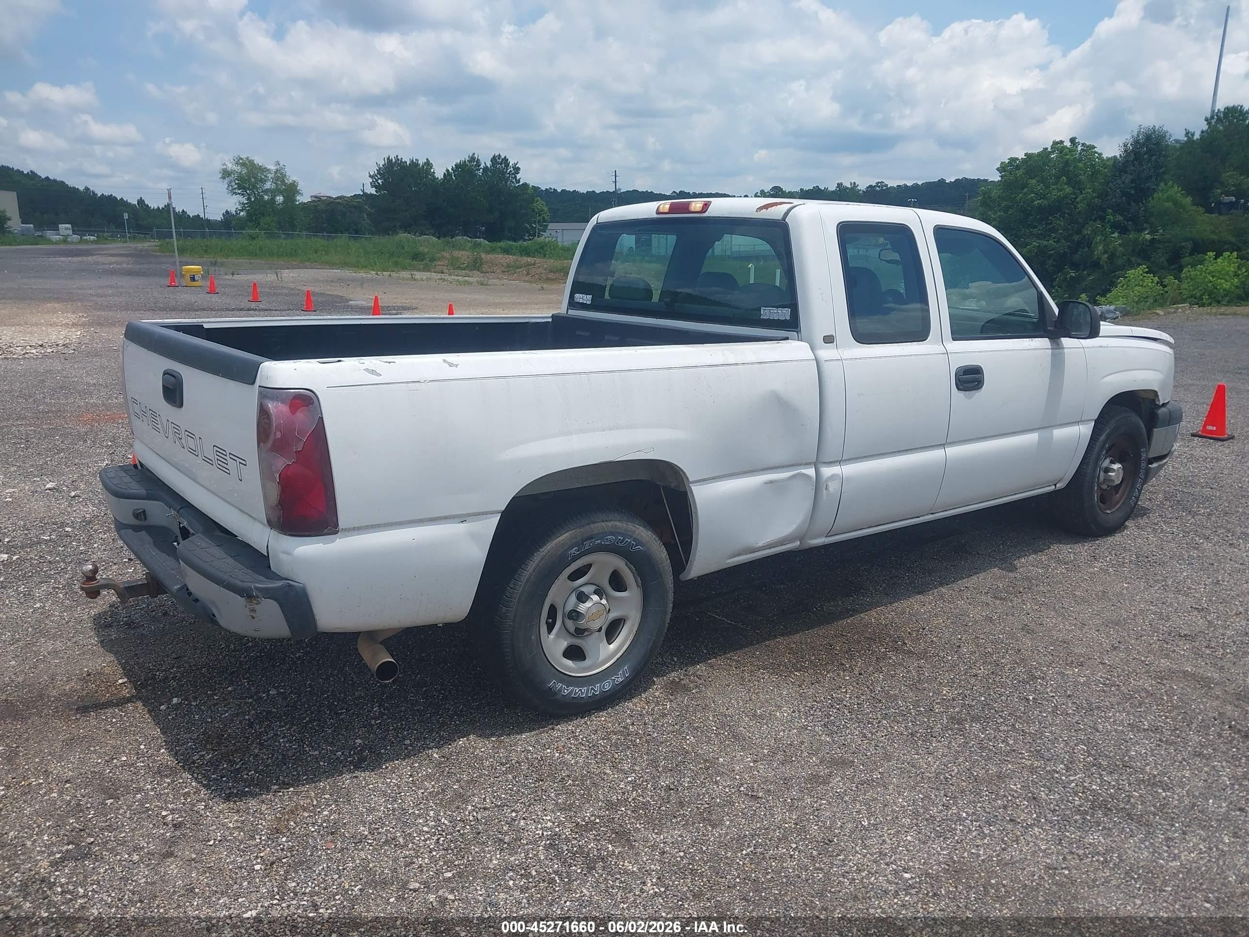 2003 Chevrolet Silverado 1500 Work Truck White vin: 2GCEC19XX31220712