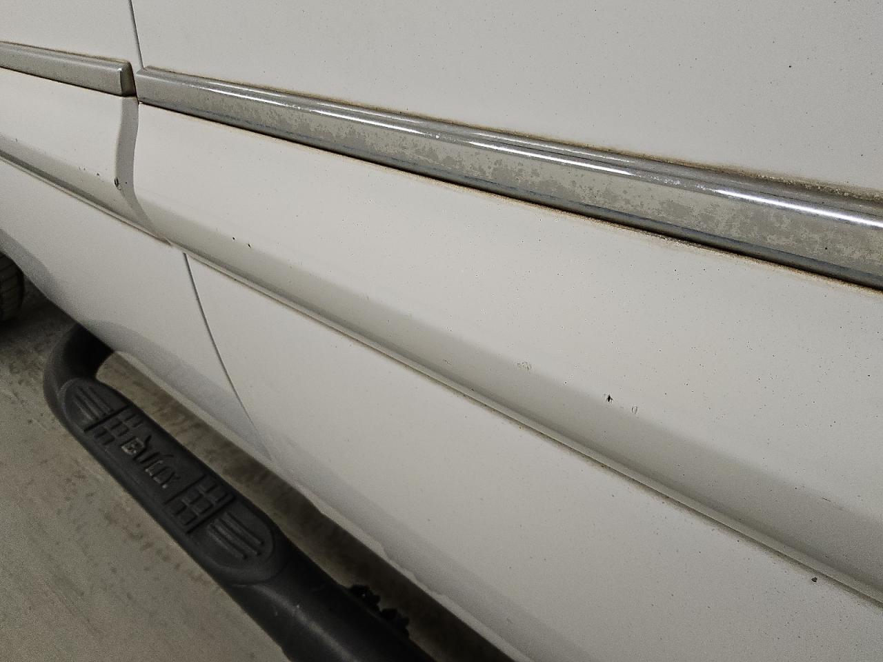 2009 Chevrolet Silverado C1500 Lt White vin: 2GCEC29J391105346 Damage: Right Front Door, Chipped, 3