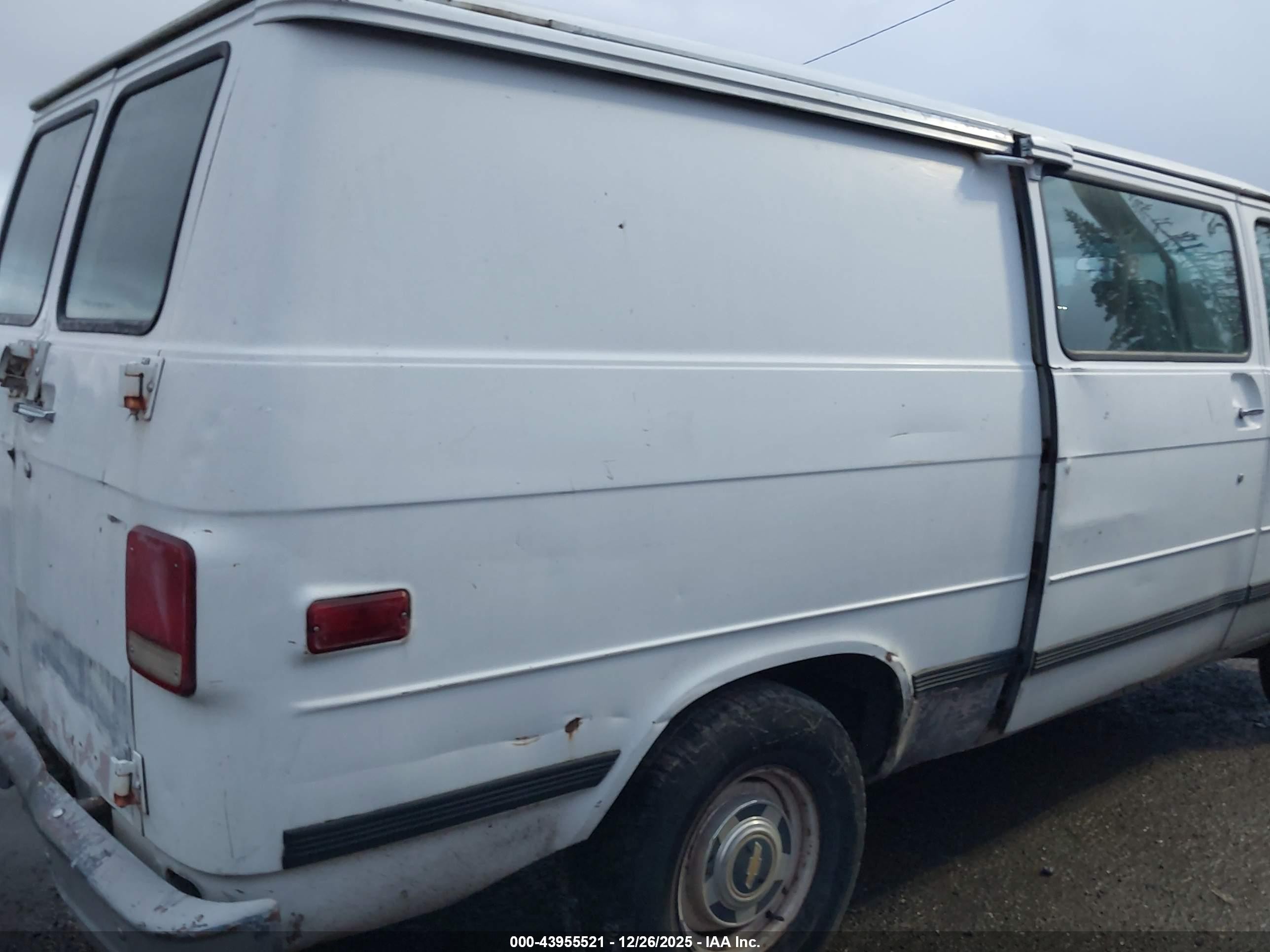 1993 Chevrolet G20   White vin: 2GCEG25K1P4133841