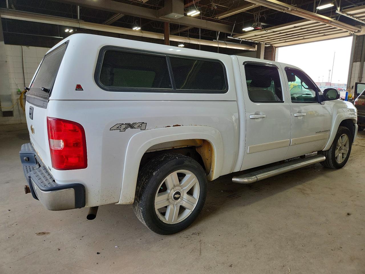 2007 Chevrolet Silverado K1500 Crew Cab White vin: 2GCEK133271627938