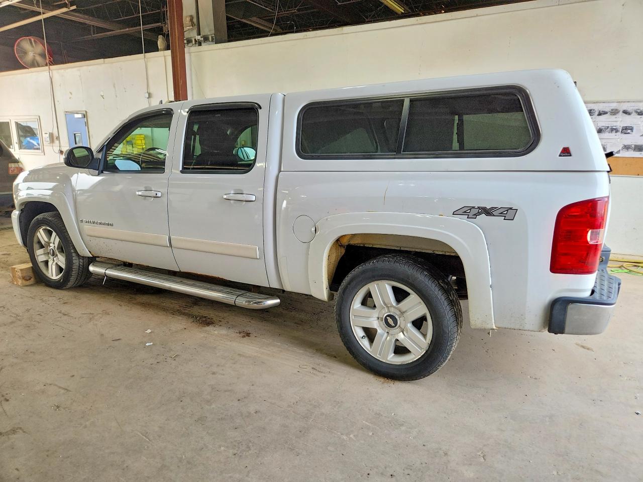 2007 Chevrolet Silverado K1500 Crew Cab White vin: 2GCEK133271627938