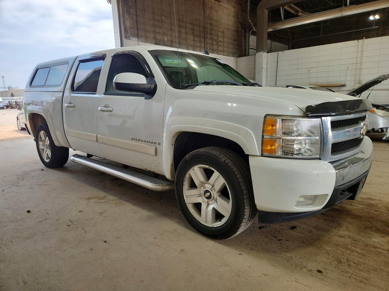 2007 Chevrolet Silverado K1500 Crew Cab White vin: 2GCEK133271627938
