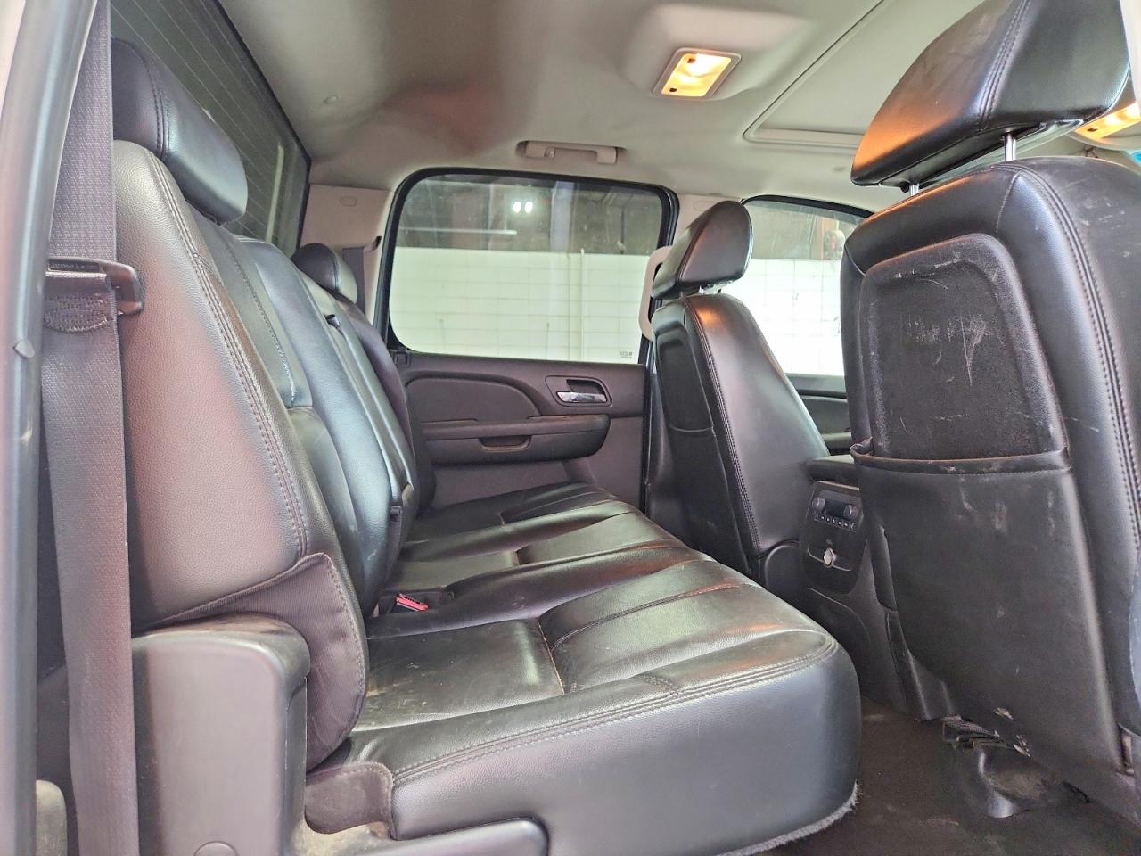 2007 Chevrolet Silverado K1500 Crew Cab White vin: 2GCEK133271627938