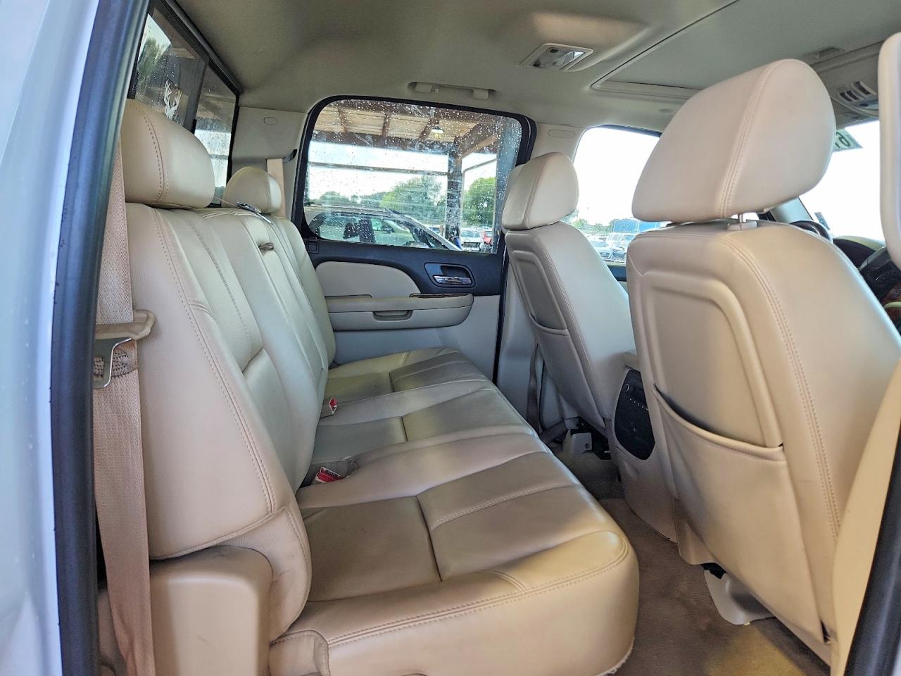 2008 Chevrolet Silverado K1500 White vin: 2GCEK133281324837