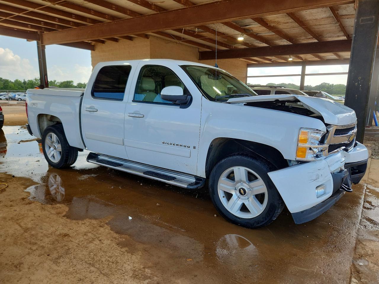 2008 Chevrolet Silverado K1500 White vin: 2GCEK133281324837