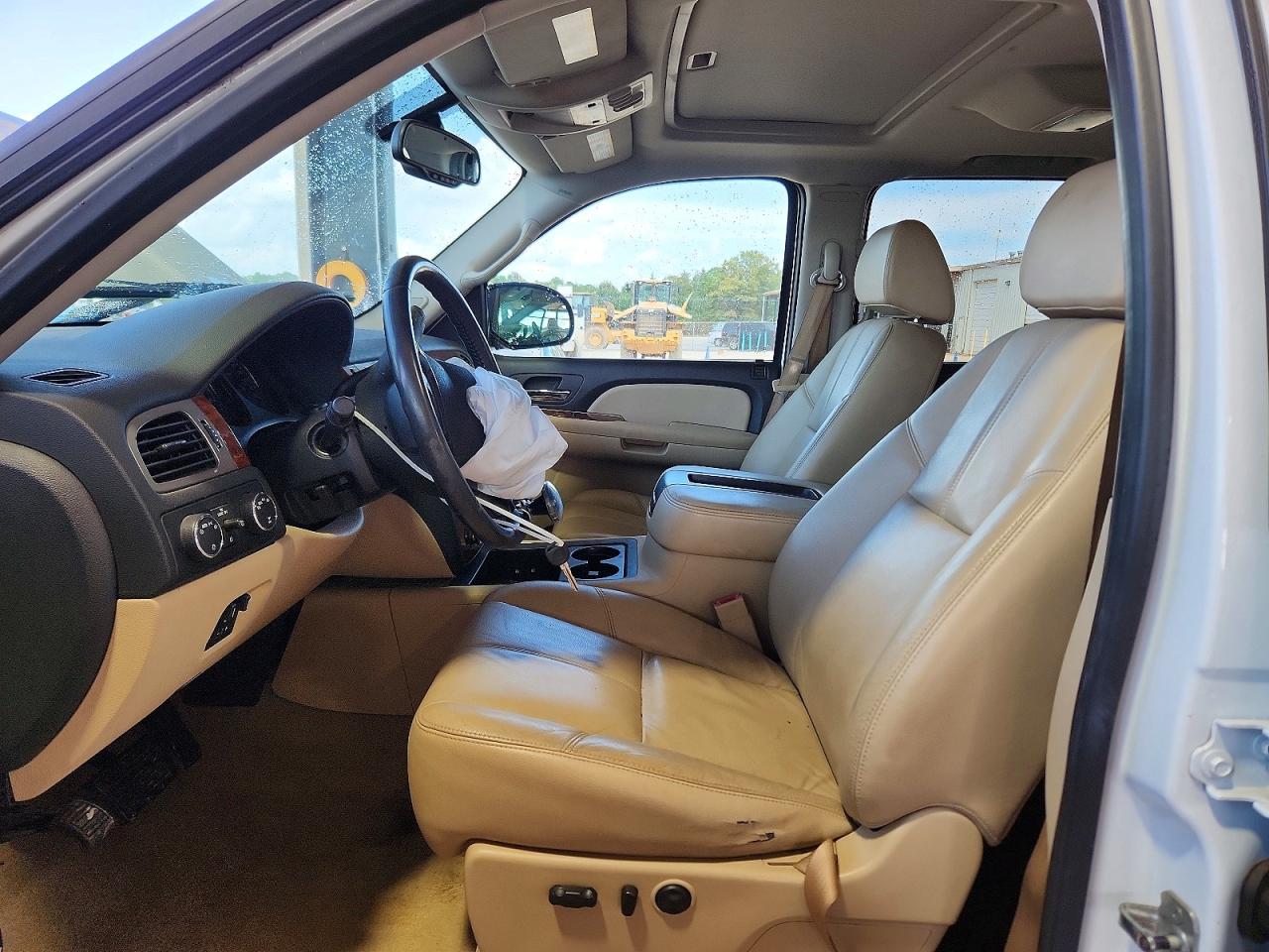 2008 Chevrolet Silverado K1500 White vin: 2GCEK133281324837