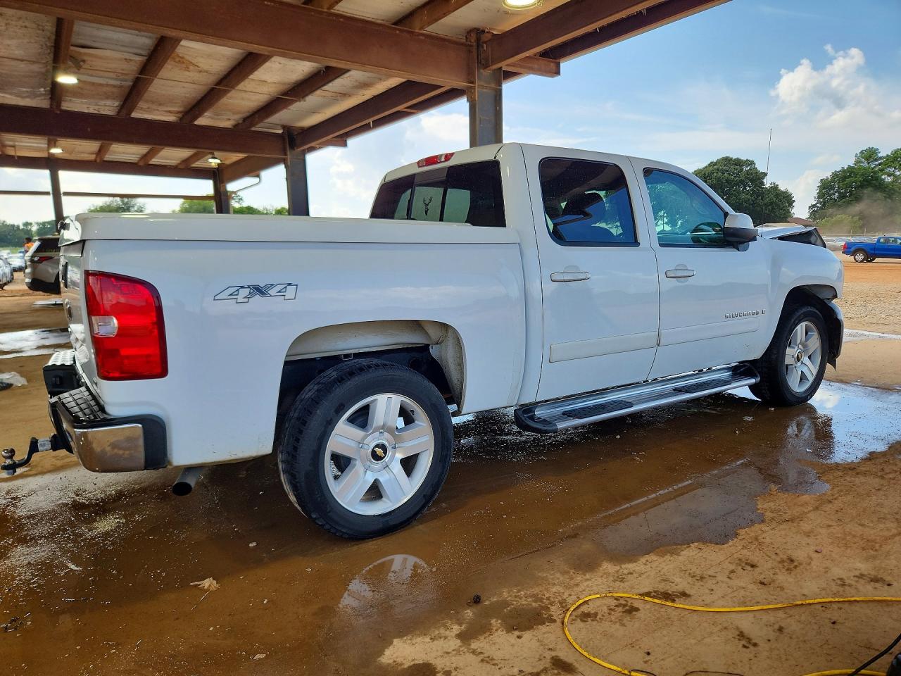2008 Chevrolet Silverado K1500 White vin: 2GCEK133281324837