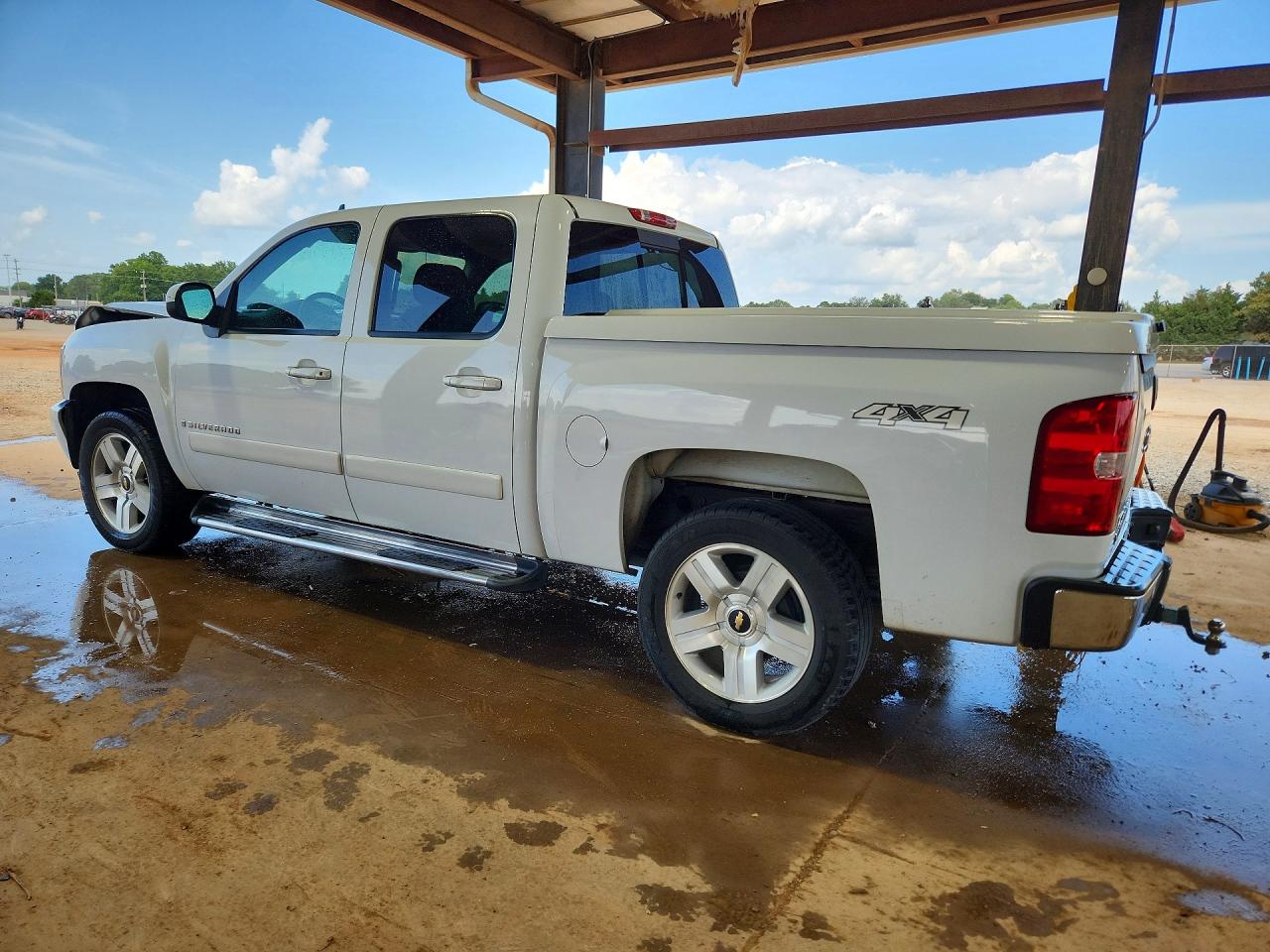 2008 Chevrolet Silverado K1500 White vin: 2GCEK133281324837