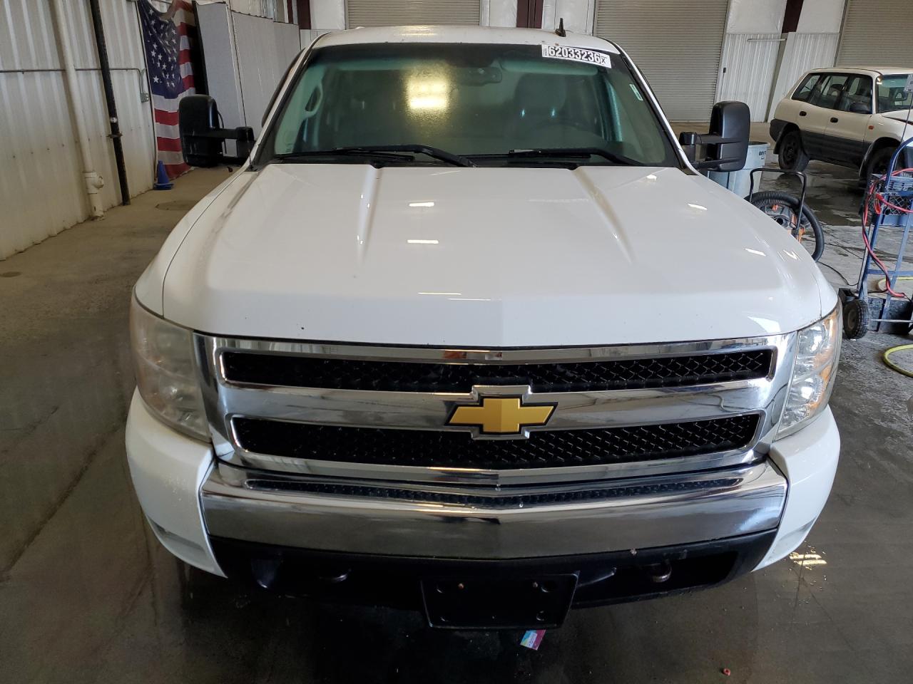 2008 Chevrolet Silverado K1500 White vin: 2GCEK13C481206661 Damage: Right Head Lamp, Faded, Repair Required