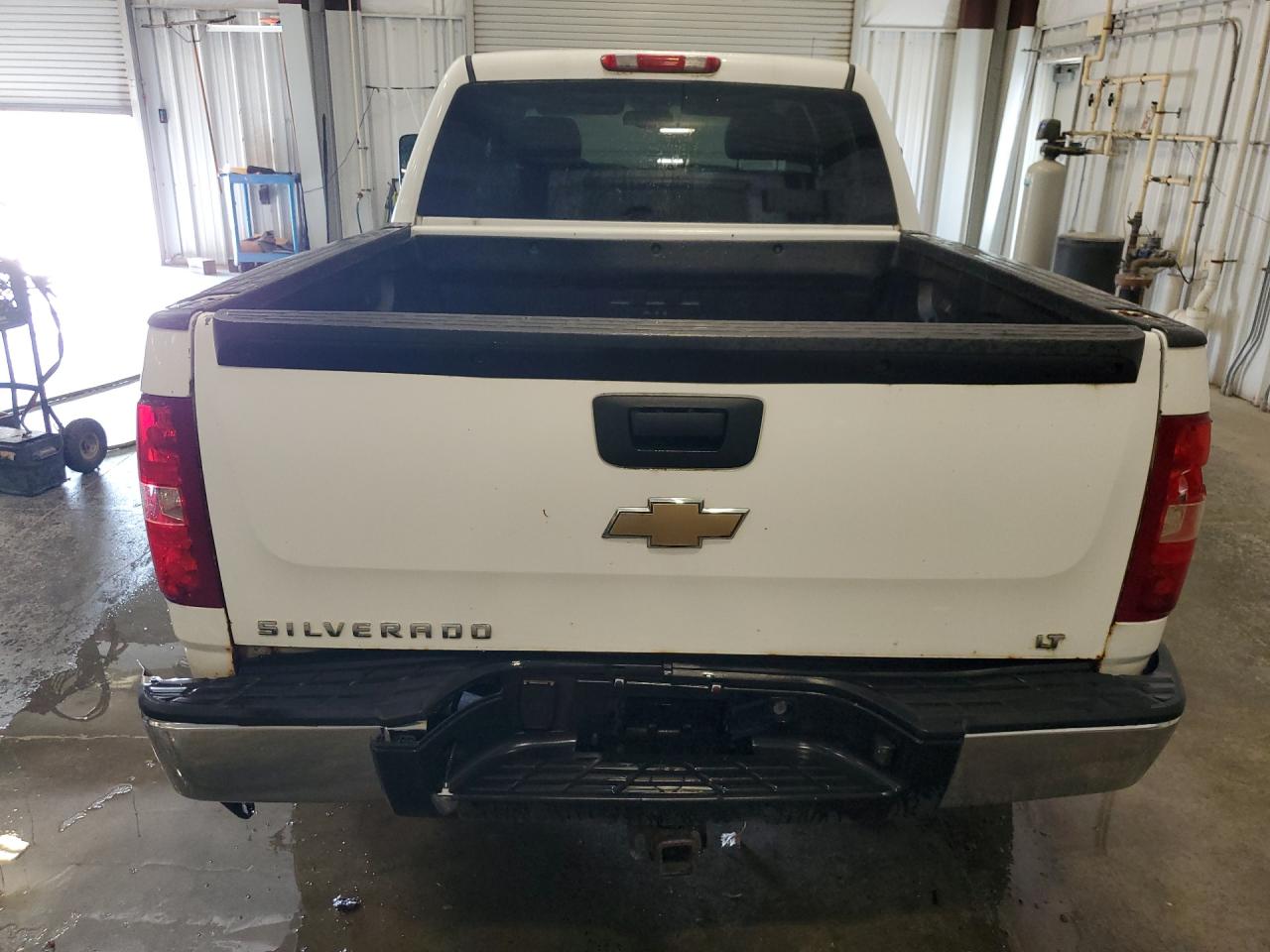 2008 Chevrolet Silverado K1500 White vin: 2GCEK13C481206661 Damage: Right Tail Light, Broken, Replacement Required