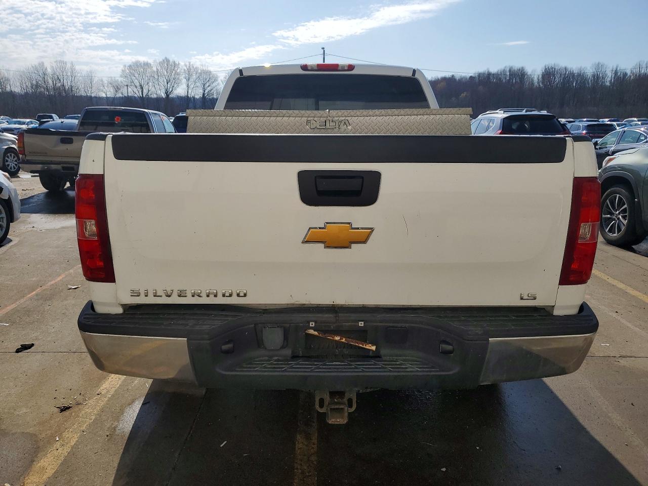 2008 Chevrolet Silverado K1500 White vin: 2GCEK19J181217039
