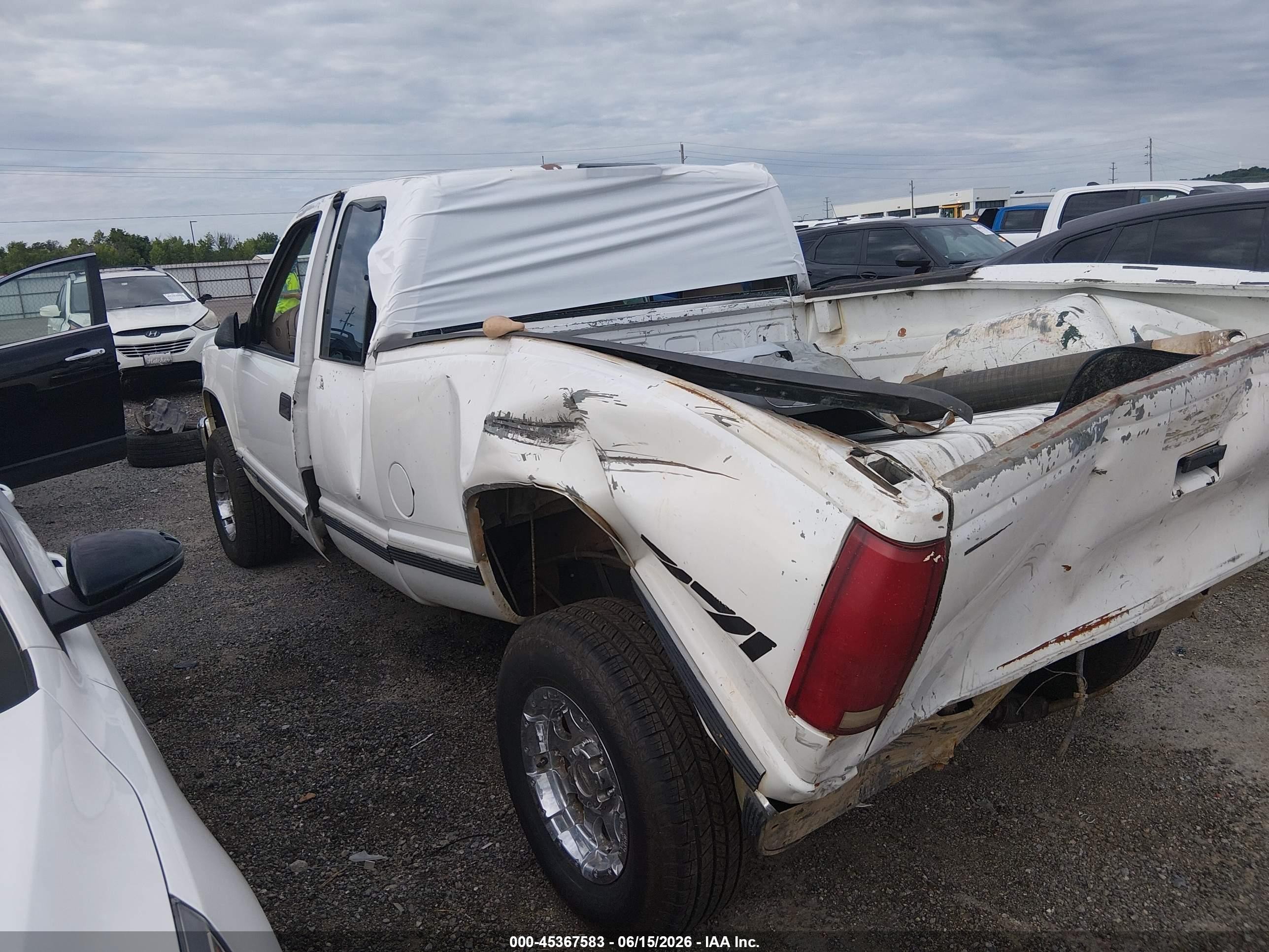 1997 Chevrolet K1500 Fleetside White vin: 2GCEK19R2V1225359