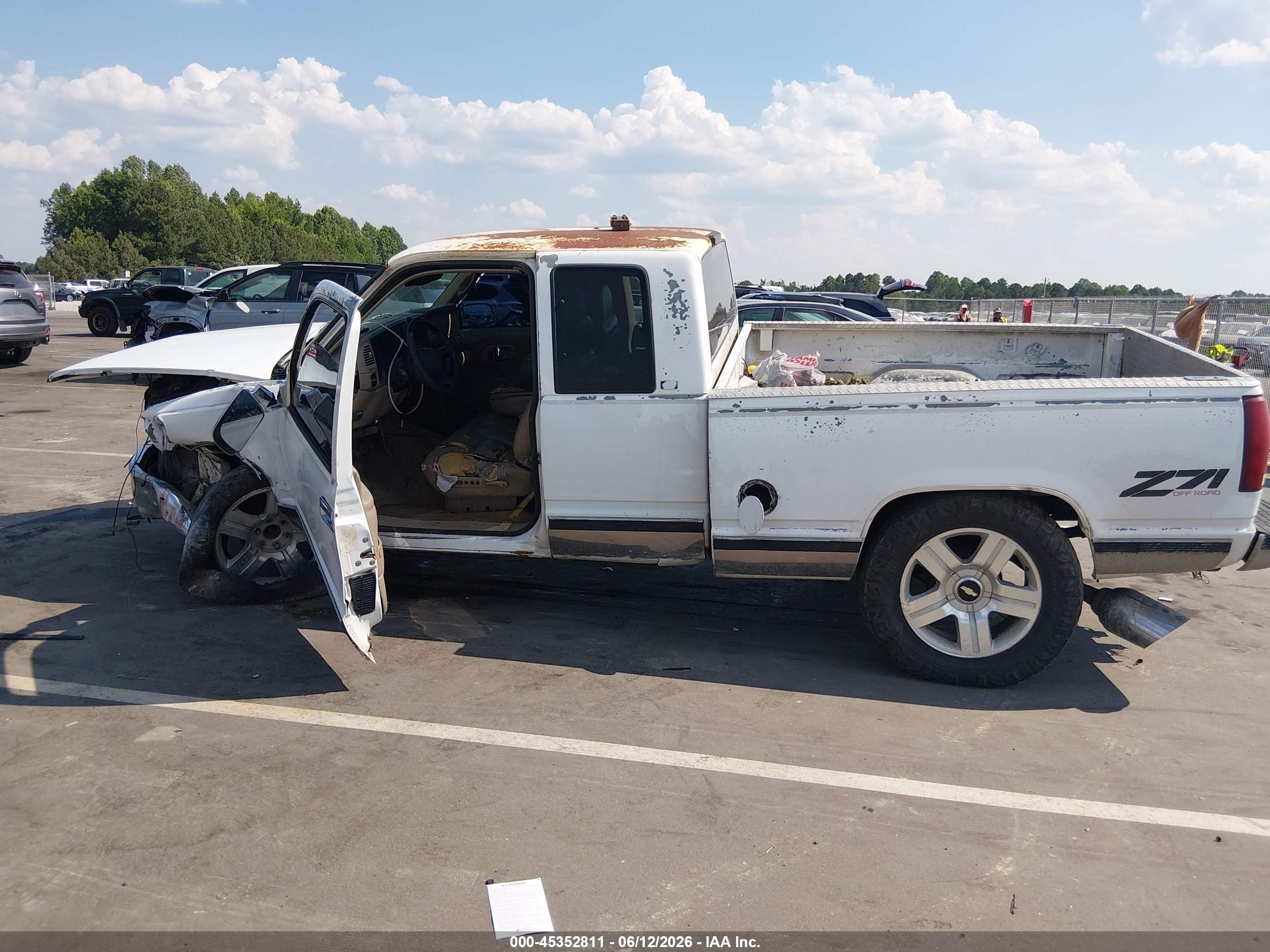 1997 Chevrolet K1500 Fleetside White vin: 2GCEK19R6V1146292