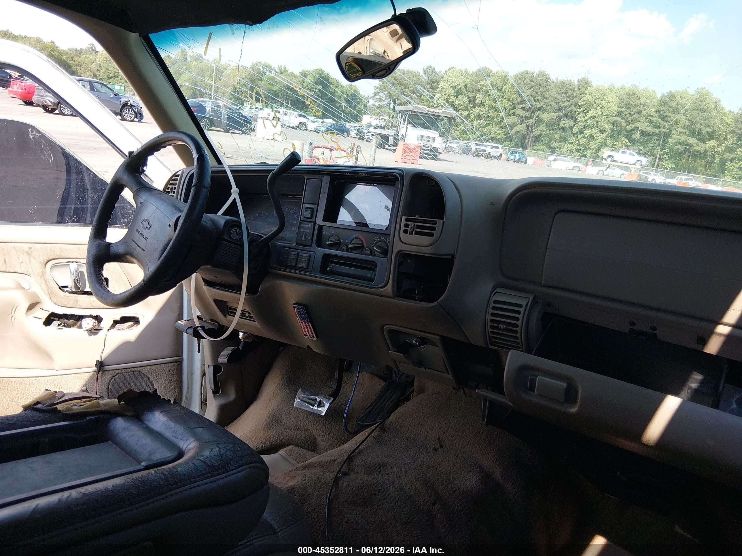 1997 Chevrolet K1500 Fleetside White vin: 2GCEK19R6V1146292