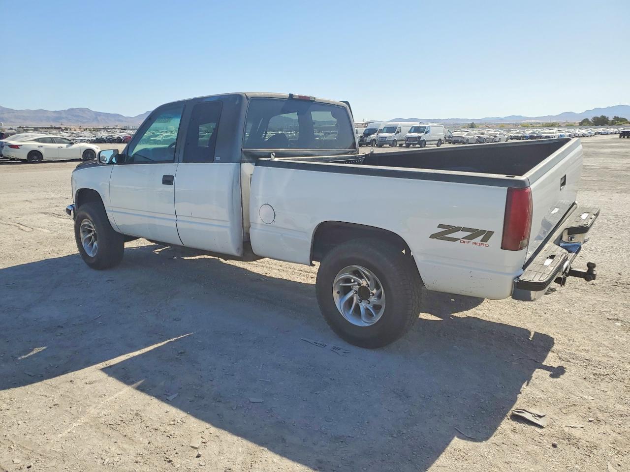 1998 Chevrolet Gmt-400 K1500 White vin: 2GCEK19R8W1247027