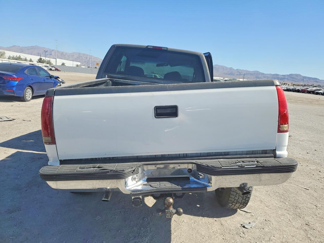 1998 Chevrolet Gmt-400 K1500 White vin: 2GCEK19R8W1247027