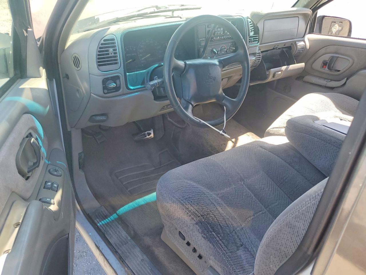 1998 Chevrolet Gmt-400 K1500 White vin: 2GCEK19R8W1247027