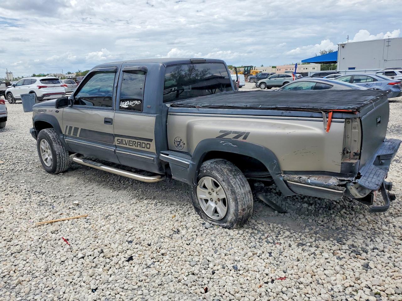1998 Chevrolet Gmt-400 K1500 Two Tone vin: 2GCEK19R8W1276253