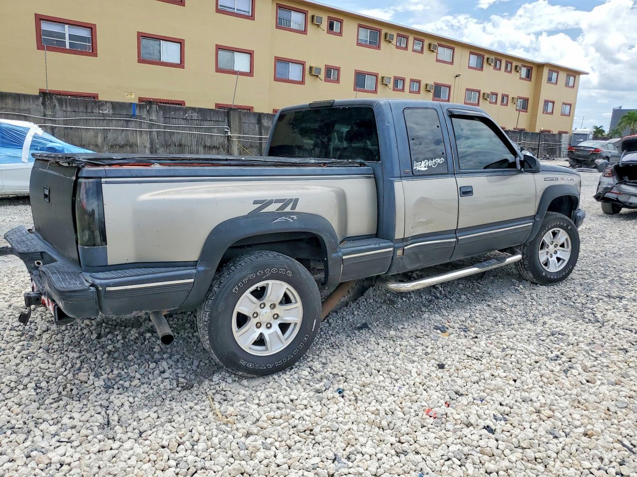 1998 Chevrolet Gmt-400 K1500 Two Tone vin: 2GCEK19R8W1276253