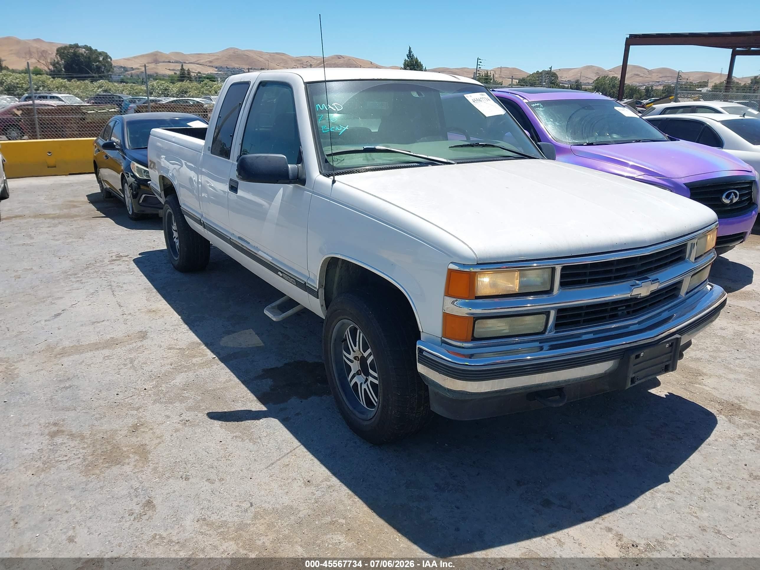 1997 Chevrolet K1500 Fleetside White vin: 2GCEK19RXV1256083