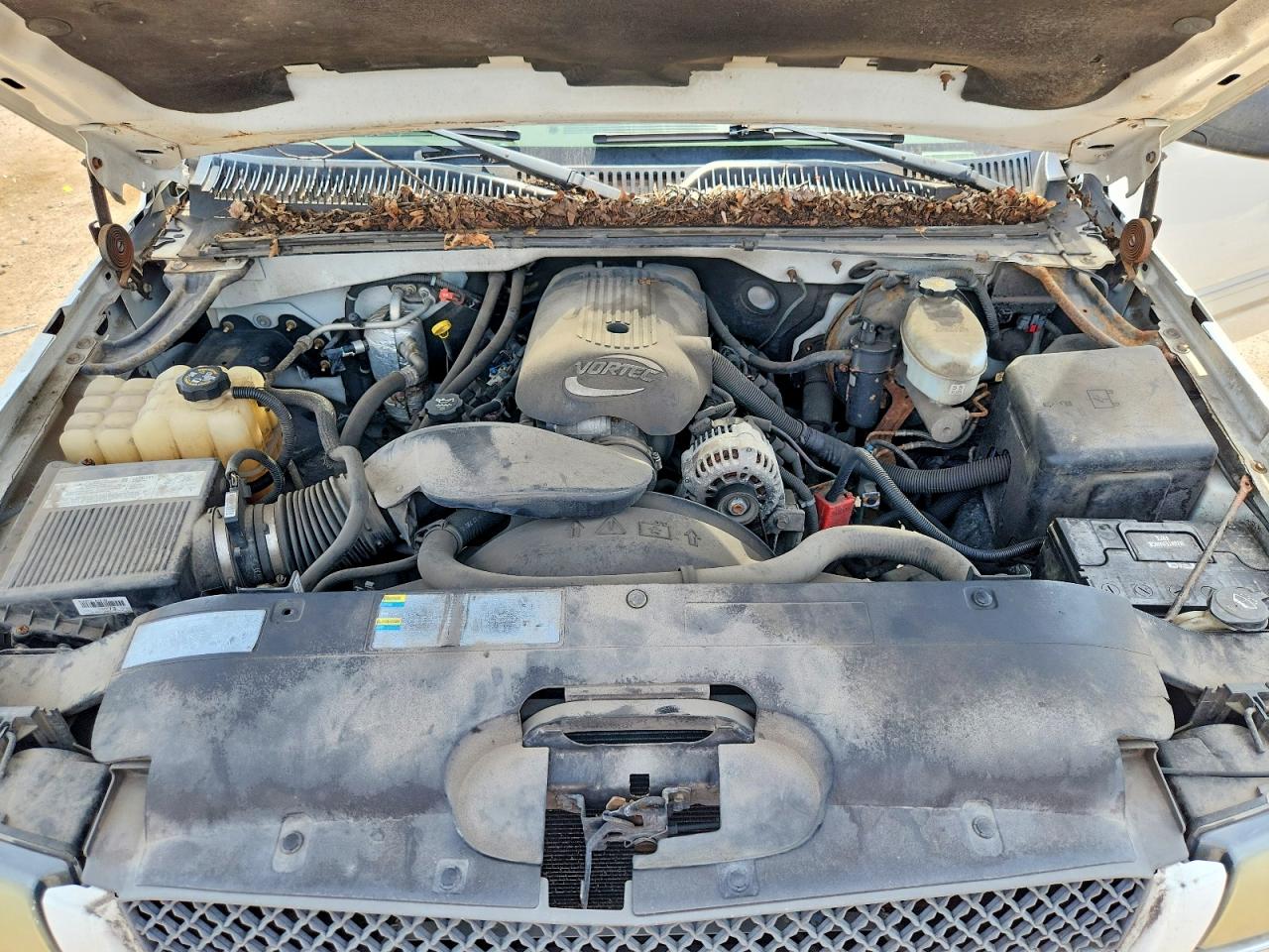 2004 Chevrolet Silverado K1500 White vin: 2GCEK19T141115008