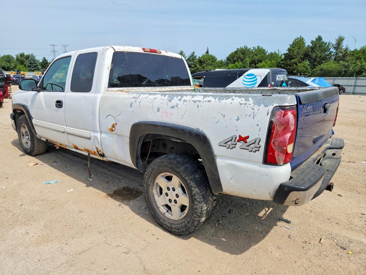 2004 Chevrolet Silverado K1500 White vin: 2GCEK19T141115008