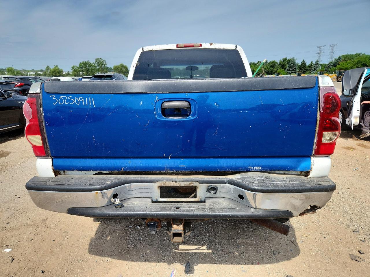 2004 Chevrolet Silverado K1500 White vin: 2GCEK19T141115008