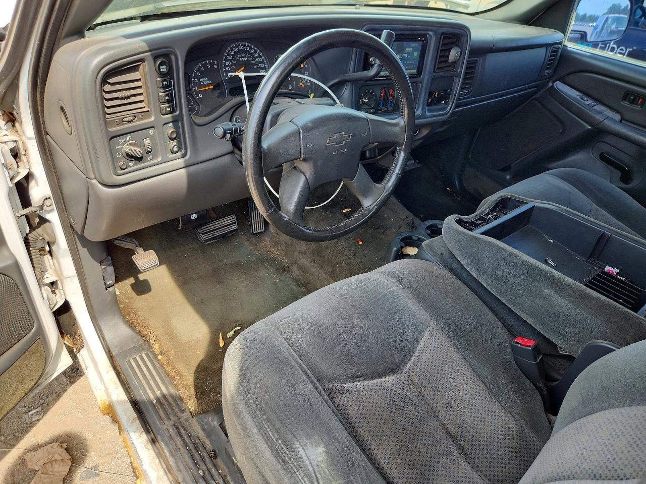 2004 Chevrolet Silverado K1500 White vin: 2GCEK19T141115008