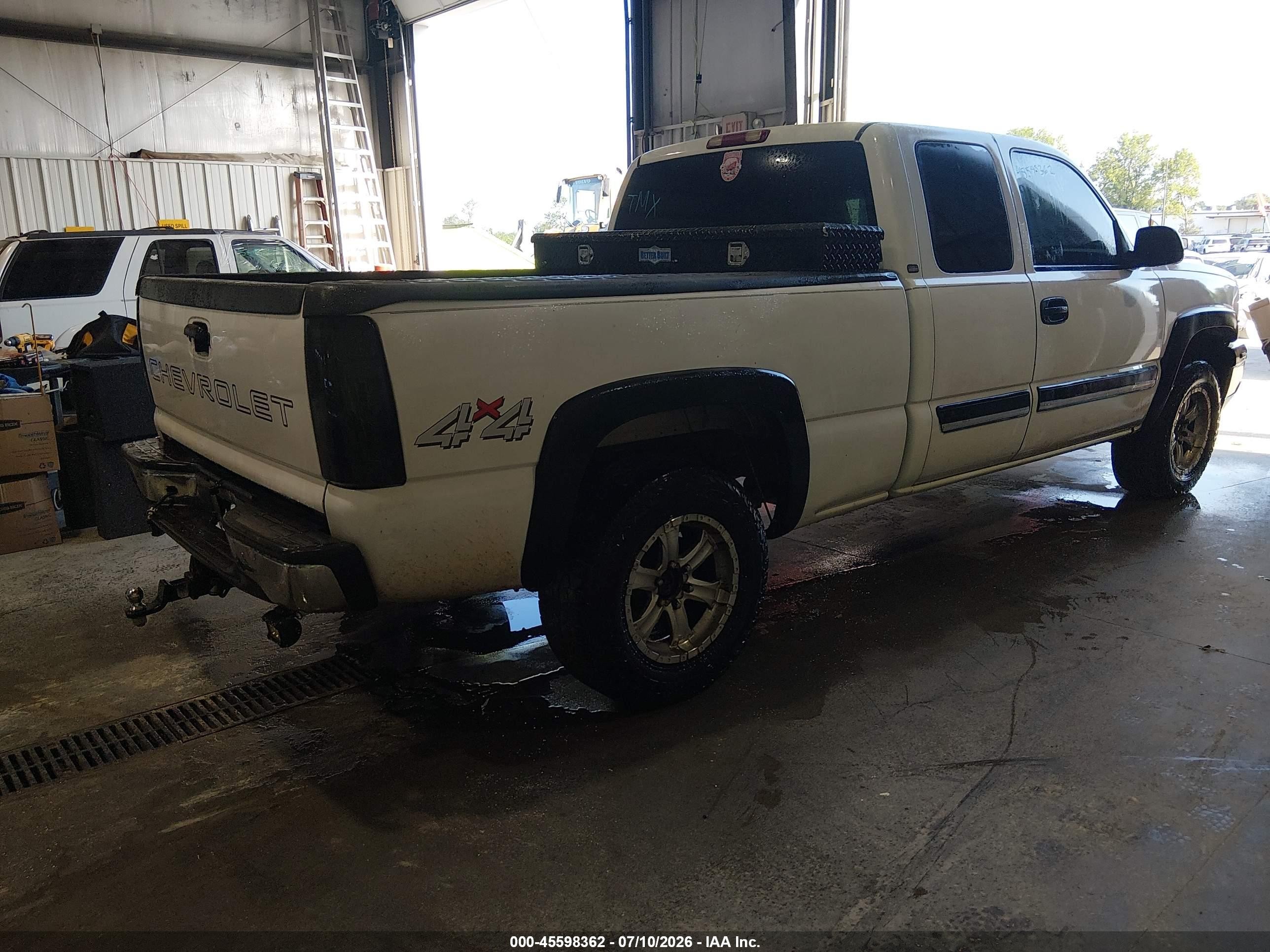 2003 Chevrolet Silverado 1500   White vin: 2GCEK19T631397144