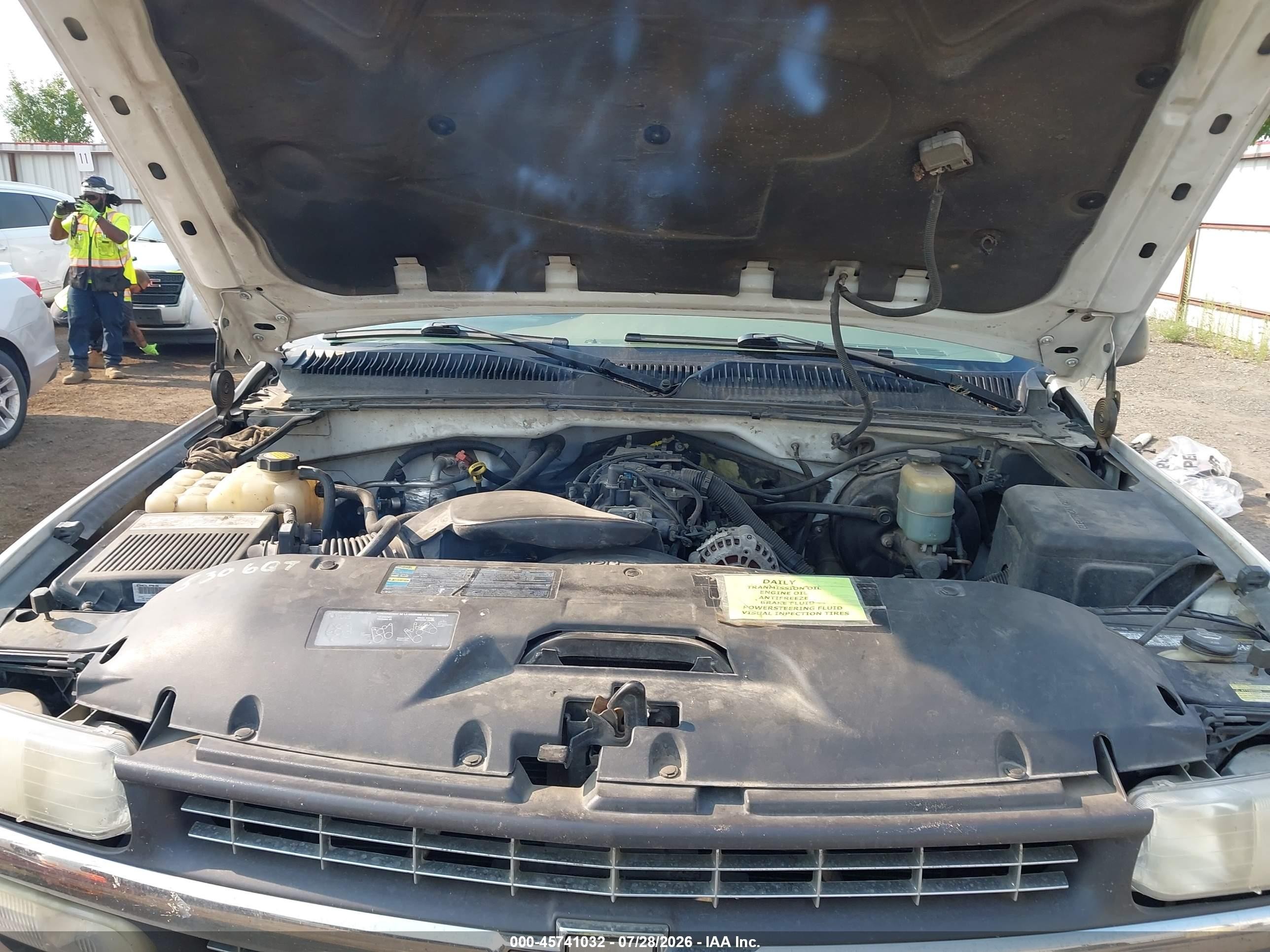 2002 Chevrolet Silverado 1500 Ls White vin: 2GCEK19T721137060