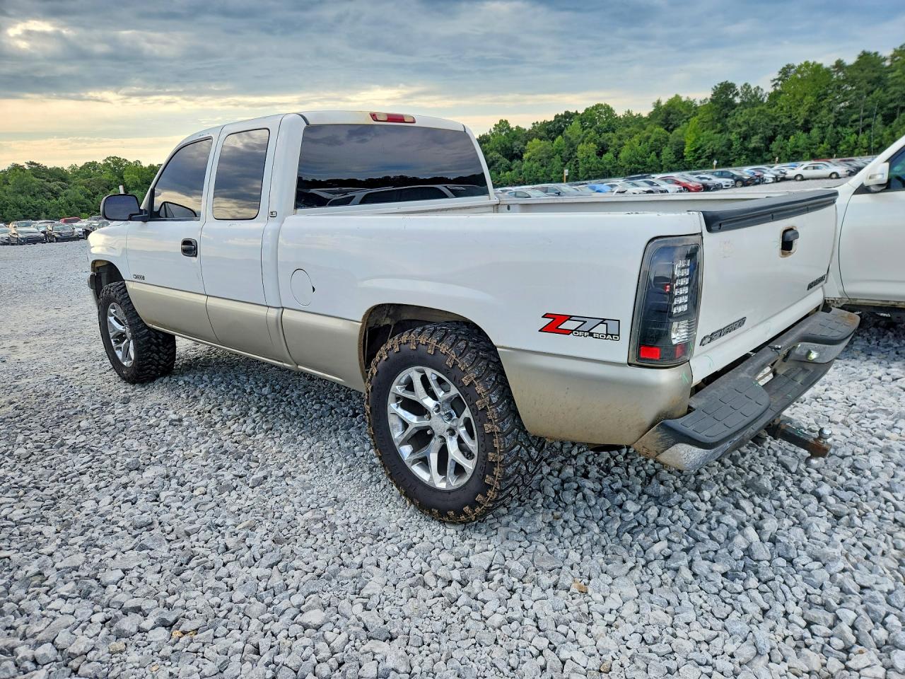 2002 Chevrolet Silverado K1500 White vin: 2GCEK19T721362689