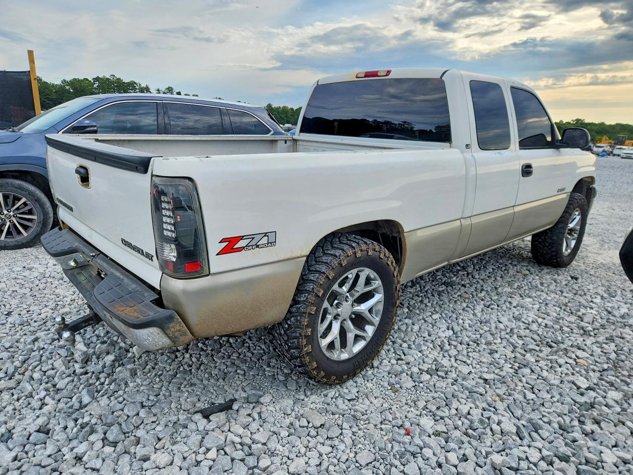 2002 Chevrolet Silverado K1500 White vin: 2GCEK19T721362689