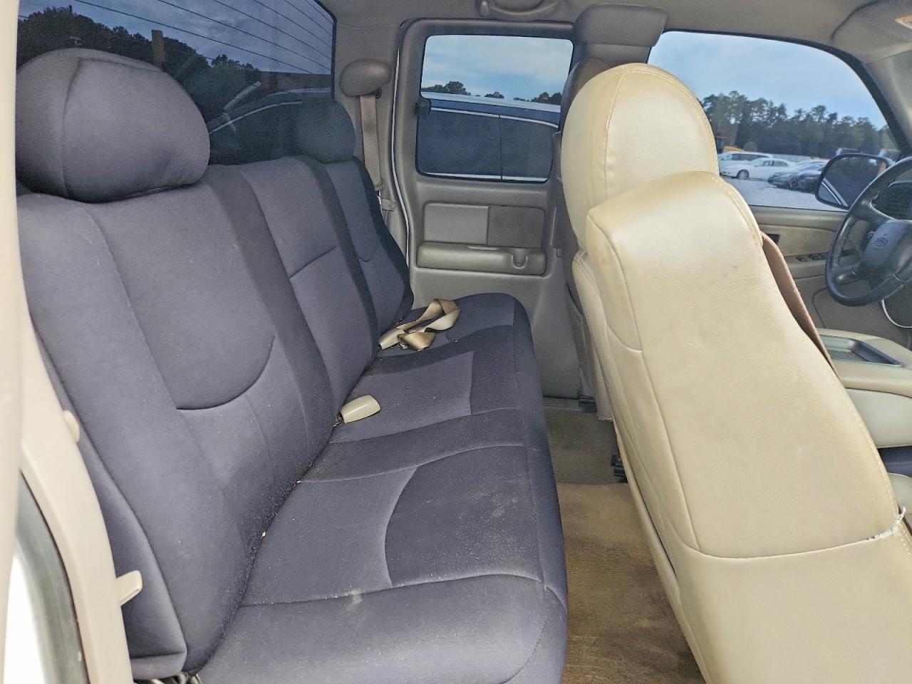 2002 Chevrolet Silverado K1500 White vin: 2GCEK19T721362689