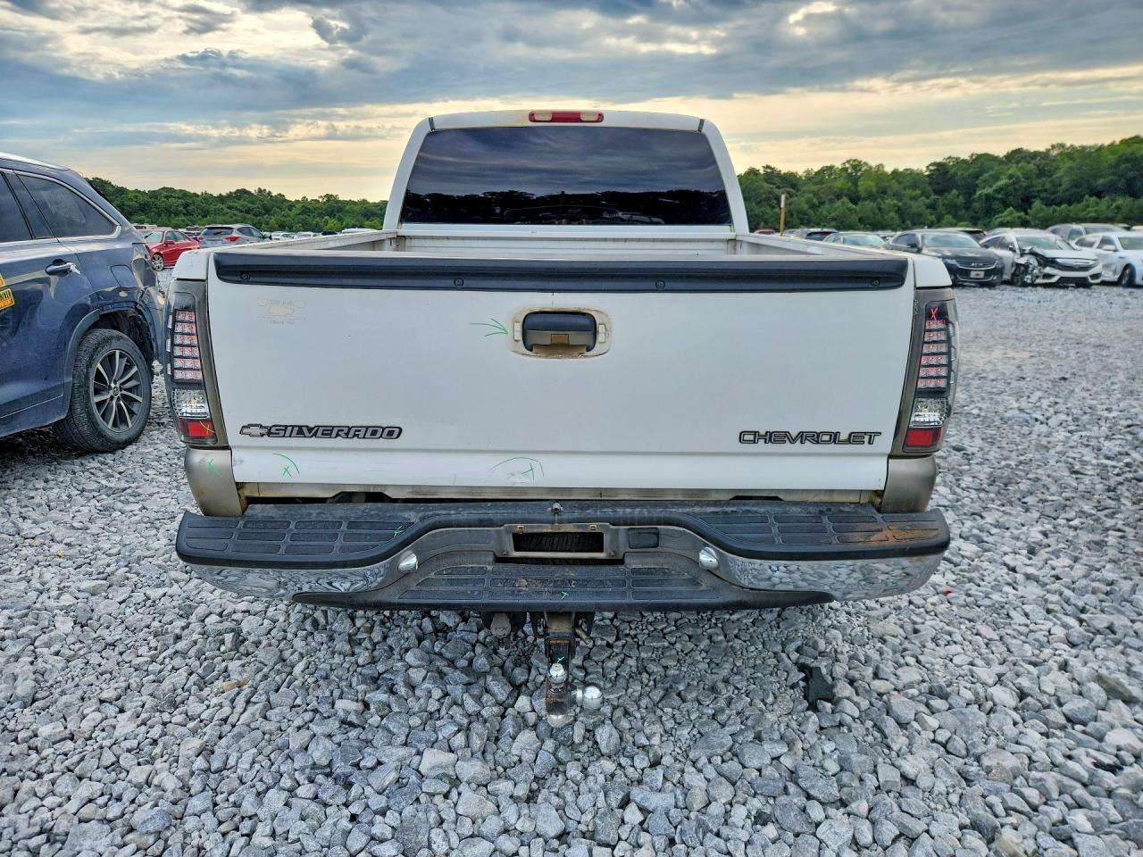 2002 Chevrolet Silverado K1500 White vin: 2GCEK19T721362689