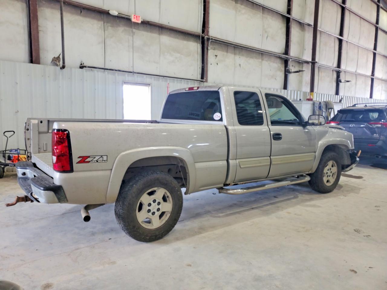 2004 Chevrolet Silverado K1500 Золотой vin: 2GCEK19T741241163