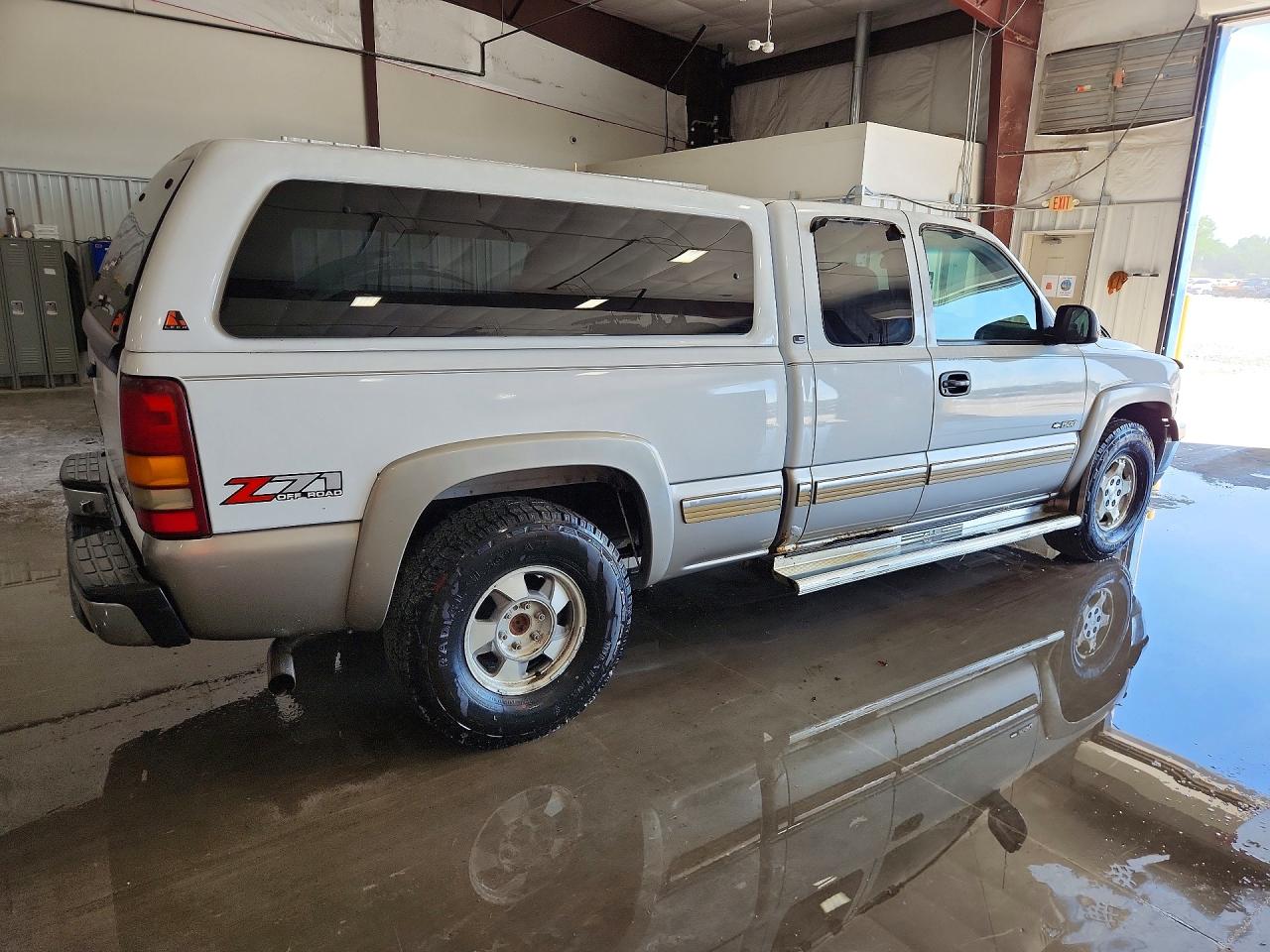 2001 Chevrolet Silverado K1500 White vin: 2GCEK19T811262633