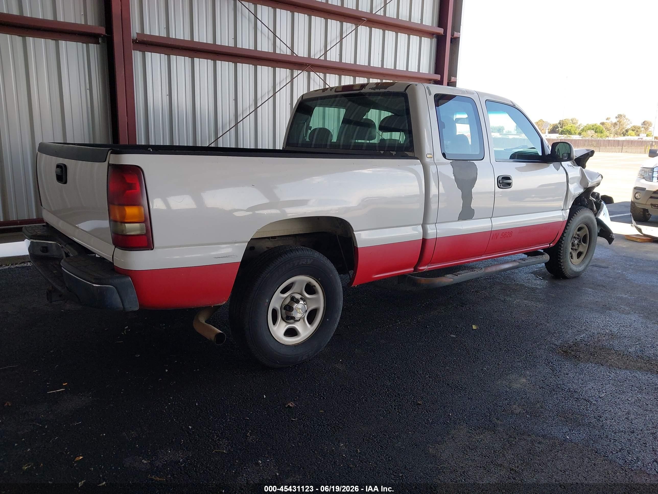 2002 Chevrolet Silverado 1500   White vin: 2GCEK19T821288103